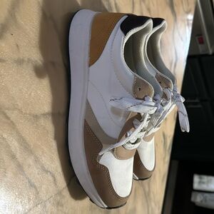 Sierra tennis shoes size 8